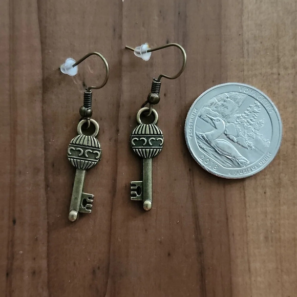 Vintage Key Earrings - Picture 1 of 1